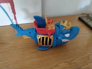 Tiburón Pitatix Azul con Trono Dorado