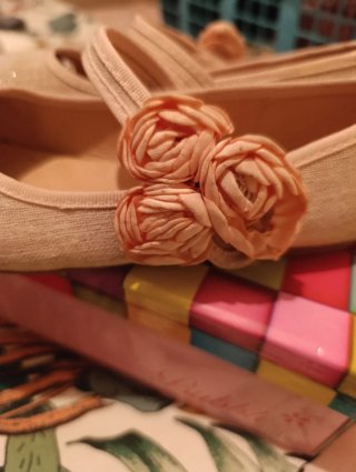 Zapatos color rosa niña con flores