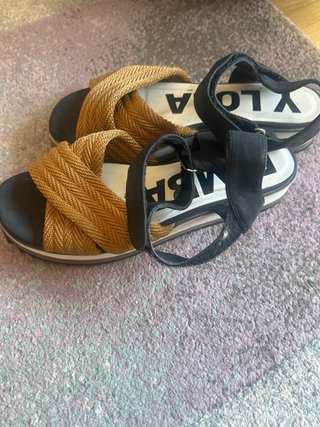 Sandalias Bimba y Lola negras y marrones