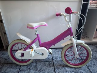 Bicicleta infantil rosa y blanca