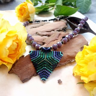Collar artesanal triangular