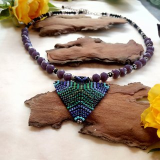 Collar artesanal triangular