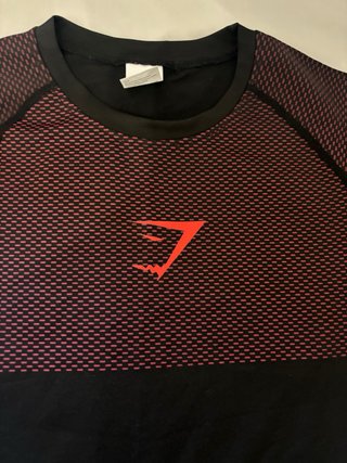 Camiseta Gymshark Negra y Roja Talla M