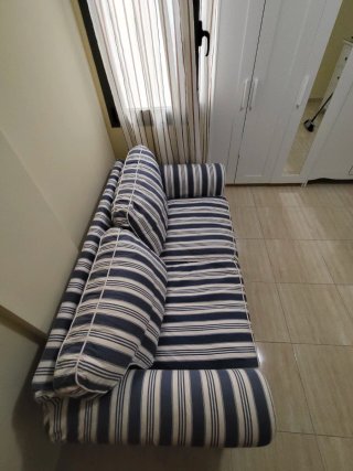Sofá de 2 plazas a rayas