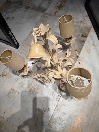 Lámpara forja beige envejecido floral