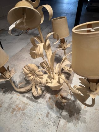 Lámpara forja beige envejecido floral