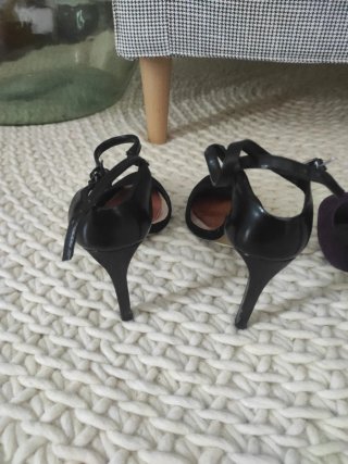 Zapatos de tacón negros y morados.