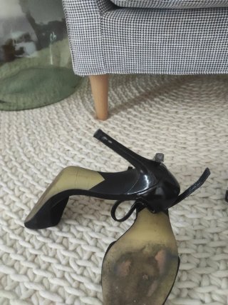 Zapatos de tacón negros y morados.
