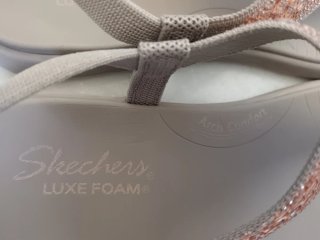 Sandalias Skechers Beige y Rosa Mujer