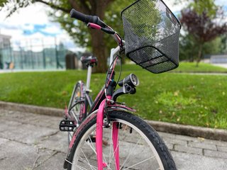 Bicicleta infantil B'Twin 24" con cesta y accesori