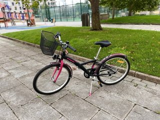 Bicicleta infantil B'Twin 24" con cesta y accesori