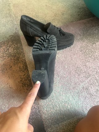 Zapatos de tacón grises con plataforma