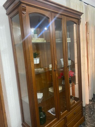 Vitrina de madera con puertas de cristal
