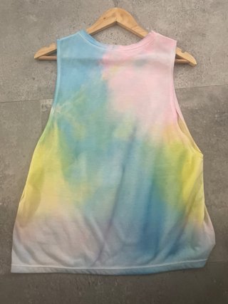 Camiseta sin mangas tie-dye calavera.