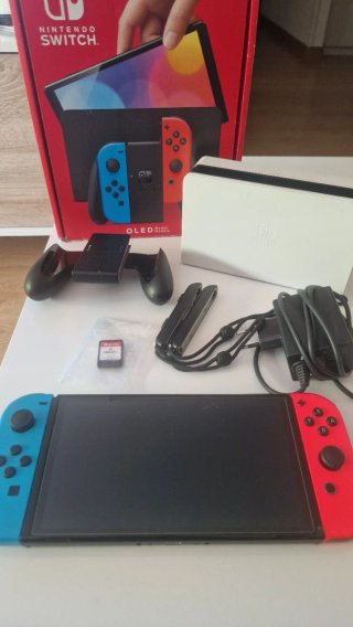 Nintendo Switch OLED Rosso/Blu con Fifa 22
