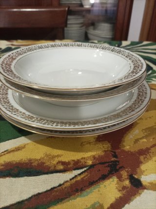 Juego de Platos blanco y dorado