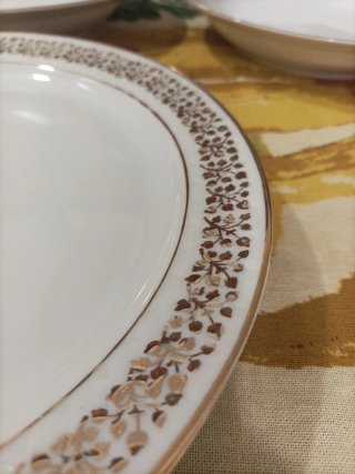 Juego de Platos blanco y dorado