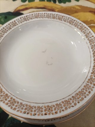 Juego de Platos blanco y dorado