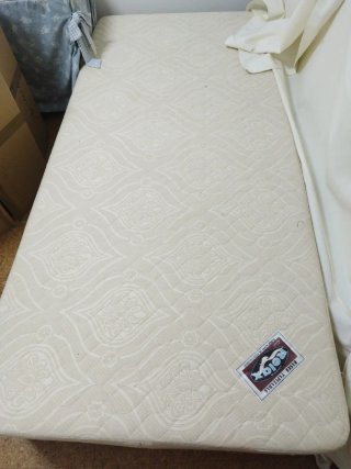 En Oviedo,Cama 90cm con canapé, colchón y cojines