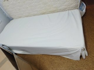 En Oviedo,Cama 90cm con canapé, colchón y cojines