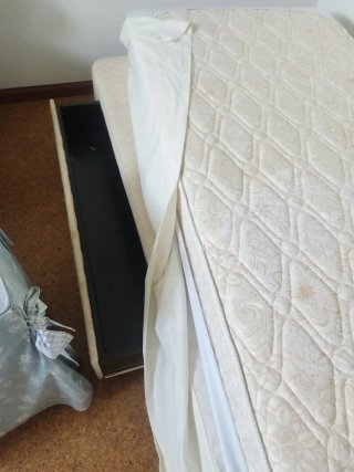 En Oviedo,Cama 90cm con canapé de un cajon  .