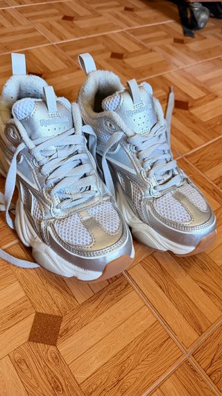 Zapatillas Reebok plateadas y blancas