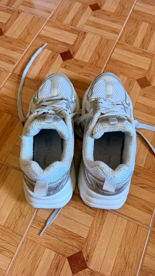Zapatillas Reebok plateadas y blancas