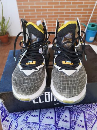 Nike Lebron XIX Black University Gold