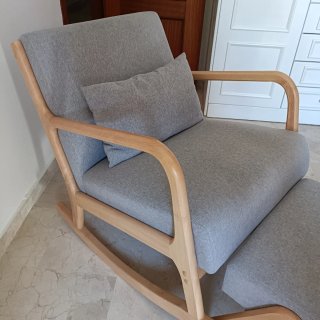 Dondola scandinava grigia con pouf
