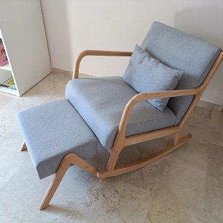 Dondola scandinava grigia con pouf