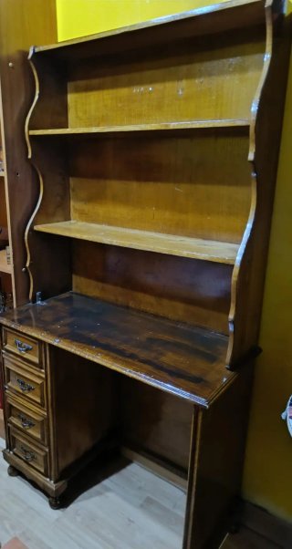 Escritorio de madera con estantería