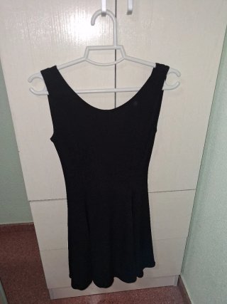Vestido negro corto tirantes vuelo