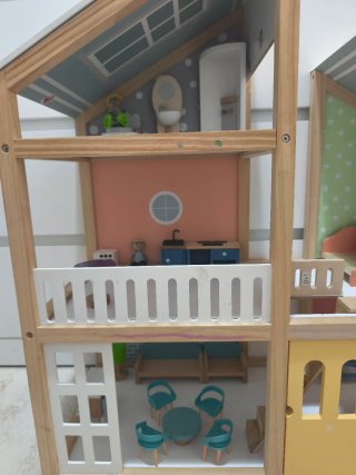 Casa de muñecas de madera