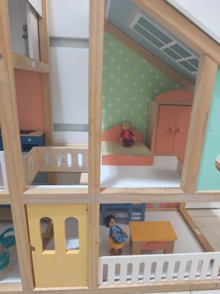 Casa de muñecas de madera