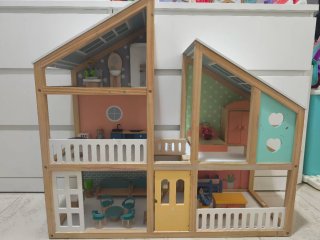 Casa de muñecas de madera