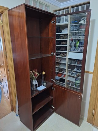 Vitrina de madera con puertas de cristal