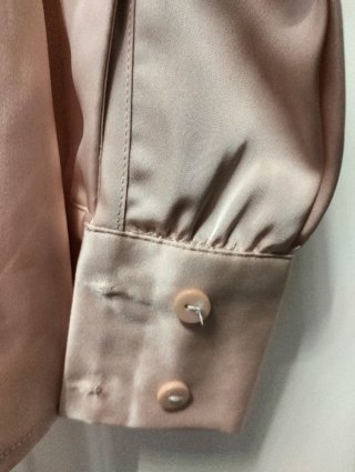 Camisa beige con bolsillos y cuello volante