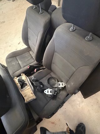 Asientos de coche de cuero negro