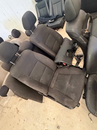Asientos de coche de cuero negro