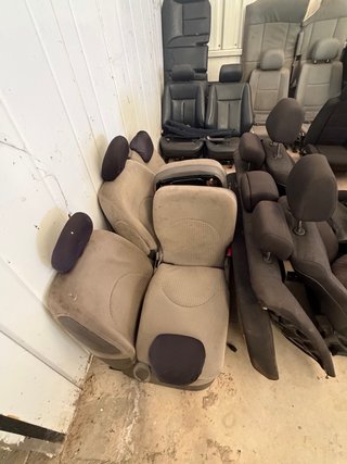 Asientos de coche de cuero negro