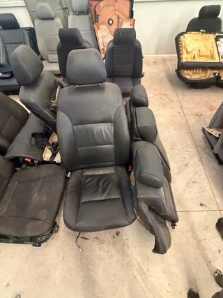 Asientos de coche de cuero negro
