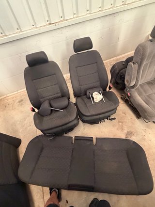 Asientos de coche de cuero negro