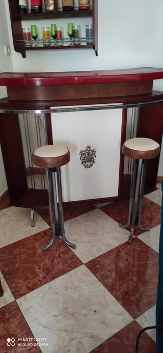 Barra de bar vintage con 2 taburetes
