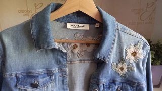 Chaqueta vaquera Naf Naf con bordados.