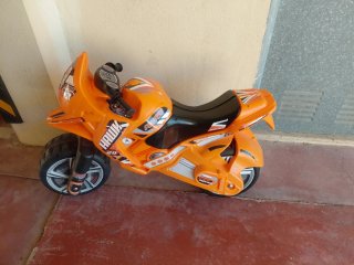 Moto correpasillos naranja
