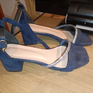 Sandalias azules con pedrería