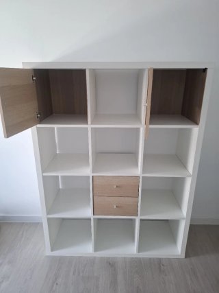 Estantería modular blanca y madera