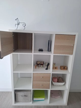 Estantería modular blanca y madera