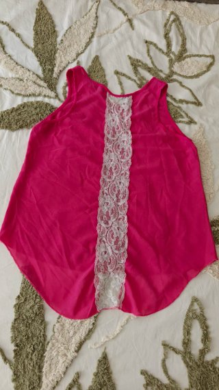 Blusa rosa con encaje