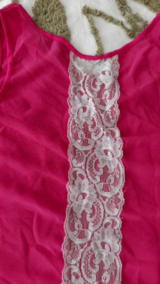 Blusa rosa con encaje